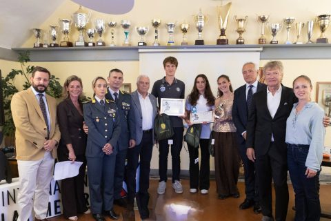 Filippo Paganelli (membro del Board di Fondazione Fair Play Menarini) Valeria Speroni Cardi (membro del Board di Fondazione Fair Play Menarini) Ten. Margherita Magnani (Comandante II Nucleo Atleti del Gruppo Sportivo Fiamme Gialle) Ten. Col. Marco Pantanella (Capo ufficio Addestramento e Studi Fiamme Gialle) Simone Cardullo (Presidente regionale CONI Toscana) Tancredi Mancuso (finalista Premio speciale Fiamme Gialle "Studio e Sport") Letizia Gioffredi (finalista Premio speciale Fiamme Gialle "Studio e Sport") Azzurra Severini (vincitrice Premio speciale Fiamme Gialle "Studio e Sport") Luca Lastrucci (Presidente Fondazione Fair Play Menarini) Giancarlo Antognoni (Ambasciatore Premio Fair Play Menarini) Letizia Perini (assessore allo Sport del Comune di Firenze)